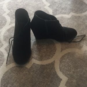 black wedge boots